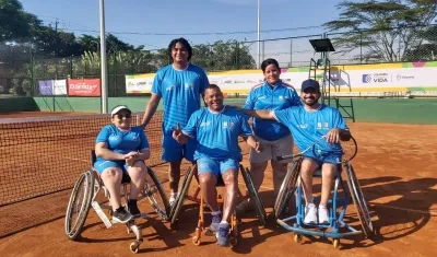 Delegación de tenis del Atlántico, encabezada por Eliécer Oquendo. 