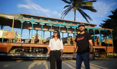 El alcalde Jaime Pumarejo y la secretaria General, María Mónica Hernández, frente al primero de los vagones que arribó para Bocas de Ceniza