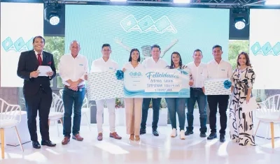 El gerente de Clientes Comerciales e Industriales de Triple A, Alberto Polifroni, con los líderes comunitarios destacados en 2023