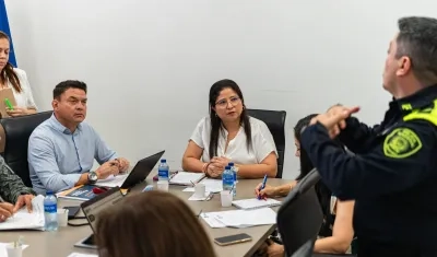 La alcaldesa Alcira Sandoval en reunión con las autoridades de Policía y Militar. 