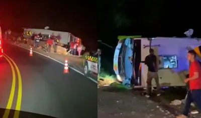 Uno de los buses volcados.