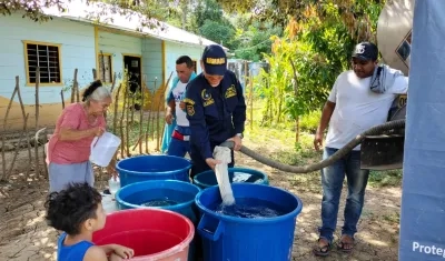 Algunas de las familias beneficiadas con el agua que les llevó la Armada