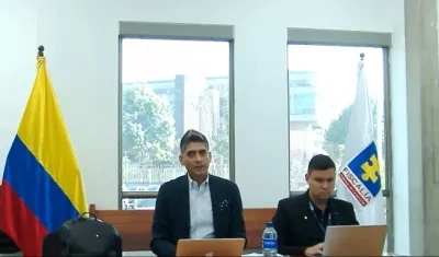El Fiscal Mario Burgos (izquierda) durante la audiencia de Days Vásquez.
