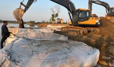 El dique en 'Caregato' se construye con la colocación de geobolsas llenas con material de dragado