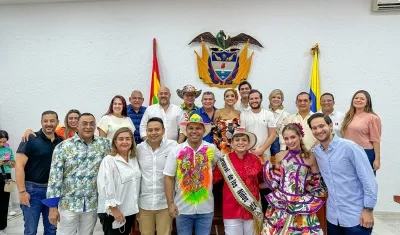 Comitiva del Carnaval de Barranquilla junto a los concejales.