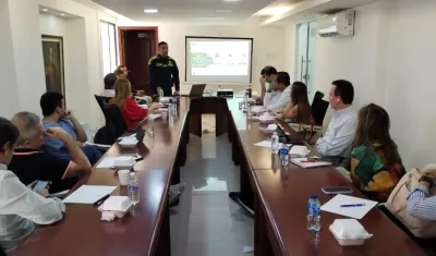 El coronel John Urrea en reunión este martes con los diputados del Atlántico. 