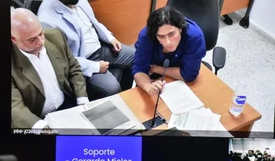 Nicolás Petro y sus abogados durante la audiencia.