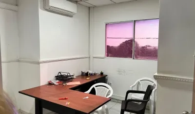 Tuvieron que conseguir sillas plásticas para el despacho.