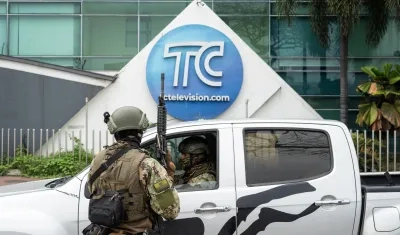 Varios trabajadores de un canal de televisión fueron secuestrados.