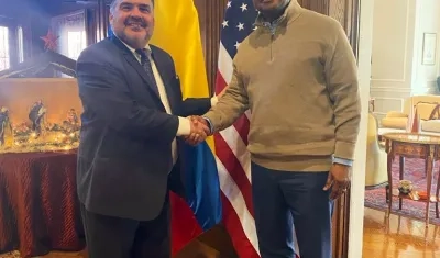 El Embajador de los Estados Unidos en Colombia con su homólogo de Colombia en su país.