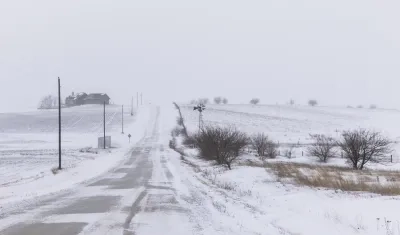 Vista de una calle cubierta con nieve tras una tormenta, en Adair County, Iowa