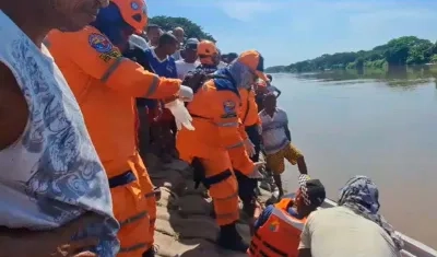 Momento en que fue sacado el cuerpo del menor del Canal del Dique. 