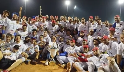 Los integrantes de Caimanes celebrando su decimotercer título en el béisbol profesional.