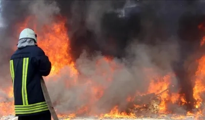 Los bomberos atendiendo un incendio en  China. 