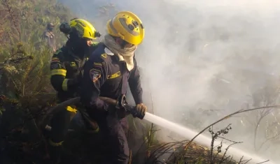 Incendio siendo atendidos por la organismos de socorro y la Policía. 