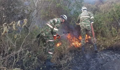 Soldados del Ejército atendiendo un incendio forestal en Antioquia. 
