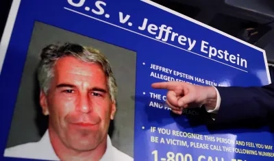 Cartel con el que la Justicia estadounidense pedía el arresto del fallecido financiero Jeffrey Epstein.