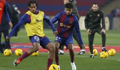 Jules Koundé (prenda amarilla), defensor del Barcelona.