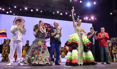 Melissa Cure con las llaves de la ciudad que le entregó el alcalde Alex Char