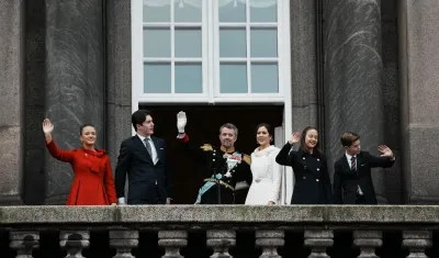 La familia real danesa desde el balcón del palacio de Christiansborg.