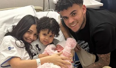 Luis Díaz y su esposa Geraldine junto a sus hijas Roma y Charlotte.