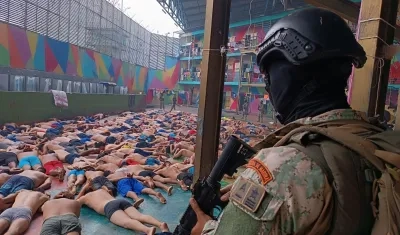 Soldados de Infantería de Marina realizan un operativo tras un motín en la Cárcel Regional del Litoral, en Guayaquil.