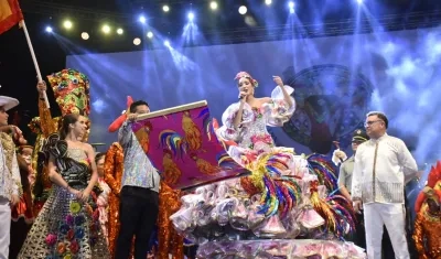 La reina de Carnaval 2024, Melissa Cure, leyendo su Bando.