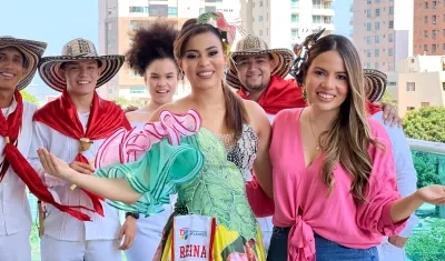 Natalia Muñoz, reina del Carnaval del Atlántico, y Verónica Cantillo, secretaria de Cultura.