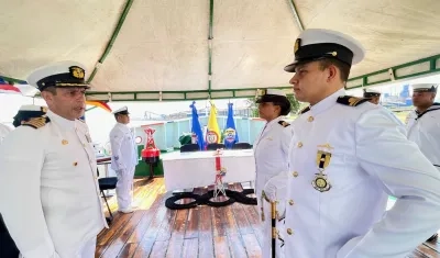 El capitán de Puerto de Barranquilla, capitán de Navío, Jesús Andrés Zambrano Pinzón, lideró la ceremonia militar.