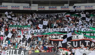 Hinchas en el estadio Palogrande.