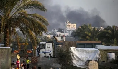 Niños palestinos que huyeron con sus familias del norte de la Franja de Gaza.