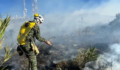 Personal del Ejército en la atención de un incendio