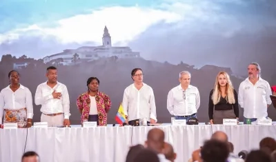 El Presidente Petro junto a la vicepresidenta Francia Márquez, entre otros, este miércoles en El Charco, Nariño