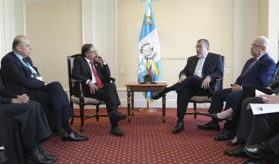 El presidente Petro y su canciller Alvaro Leyva con el nuevo mandatario de Guatemala, Bernardo Arévalo 