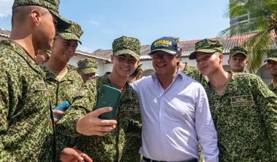 El Presidente Petro y miembros del Ejército.