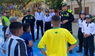 Policía socializa el decreto en los parques.