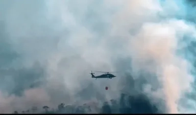 Soldados atienden la emergencia que actualmente amenaza el páramo de Berlín. 