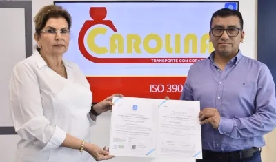 Sofía Giraldo,  presidente en compañía de John Guerrero, gerente de la Metropolitana de Transportes La Carolina.