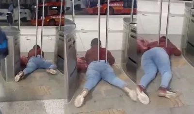 No pudo pasar por el torniquete de personas en condición de discapacidad.