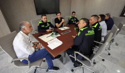 Eduardo Verano reunido con la Policía. 