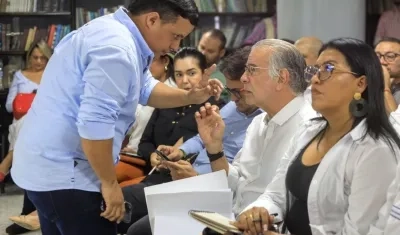 El gobernador Verano y Nelson Oquendo, jefe de Prevención de Desastres de la Gobernación, en la reunión con alcaldes