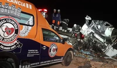 Uno de los vehículos quedó llantas arriba.