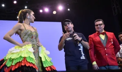 El alcalde Alex Char entre la reina Melissa Cure y el rey Momo Juventino Ojito, en la Lectura del Bando