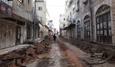 Un hombre camina por las calles destruidas del campo de refugiados de Yenín, en la Franja de Gaza. 