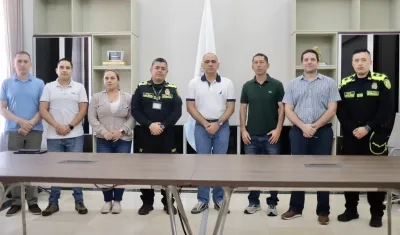 El alcalde Carlos Pinedo y el secretario de Gobierno, Camilo George, entre otros, en una reunión sobre seguridad