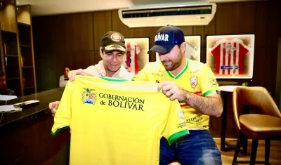 El Gobernador de Bolívar, Yamil Arana, le entregó la camiseta del Real Cartagena al Alcalde de Barranquilla, Alex Char