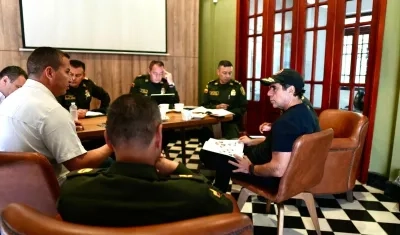 El alcalde Alex Char con los altos mandos de la Policía Nacional en la reunión de este miércoles