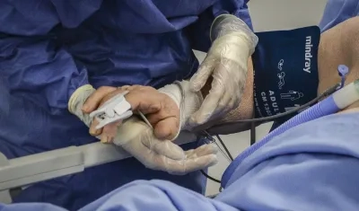 Imagen de archivo de personal médico atndiendo a un paciente con Covid