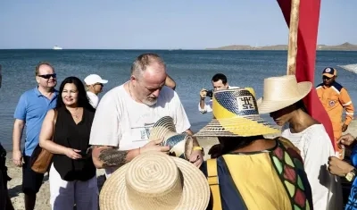 Los primeros turistas del "Emerald Azurra" son recibidos en El Cabo de la Vela