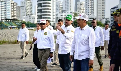 El gobernador de Bolívar, Yamil Arana, y el alcalde de Cartagena, Dumek Turbay, entre otros, en la visita a El Laguito